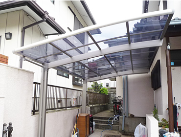 紫外線100％カット・ガラスの約200倍の強度が特徴の屋根パネル